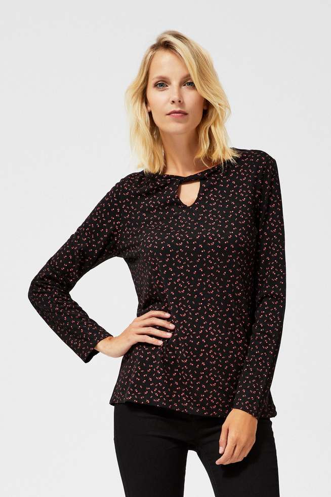 Blouse with a print and a cut out at the neckline
