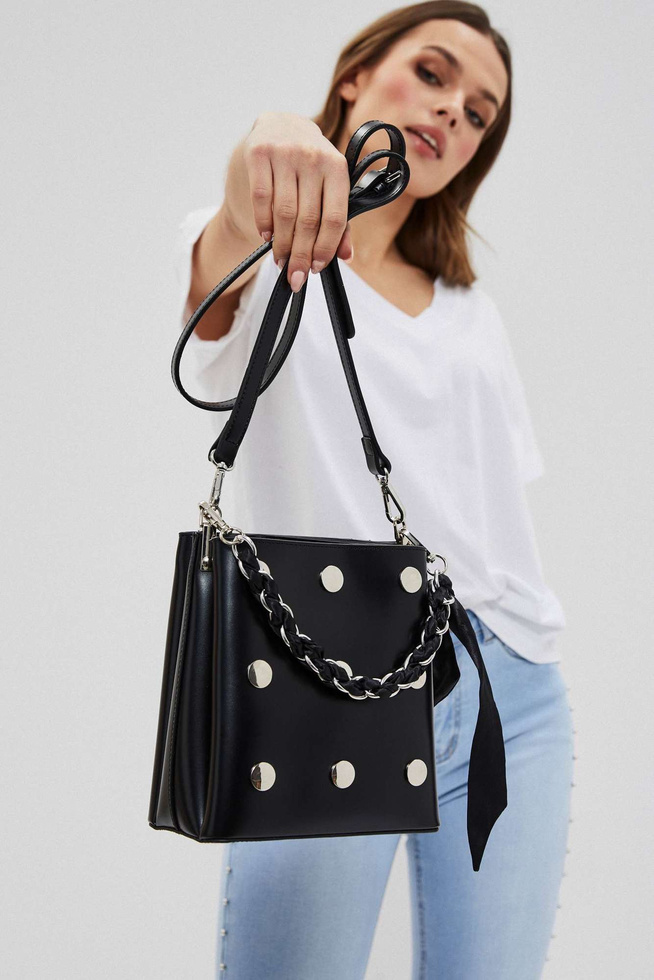 Plain handbag with a chain