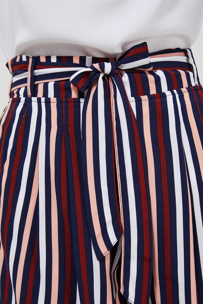 Striped shorts with a tie