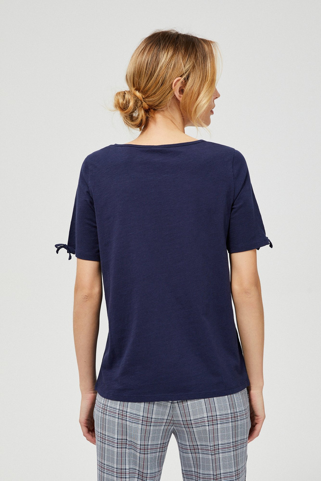 T-shirt with bows on the sleeves