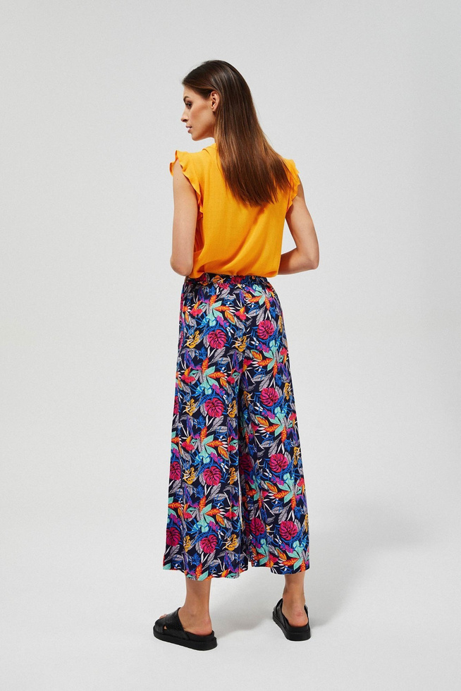 Wide trousers with a tropical print