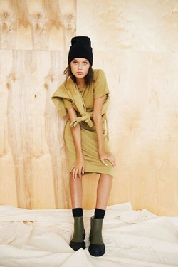 Plain skirt with a welt