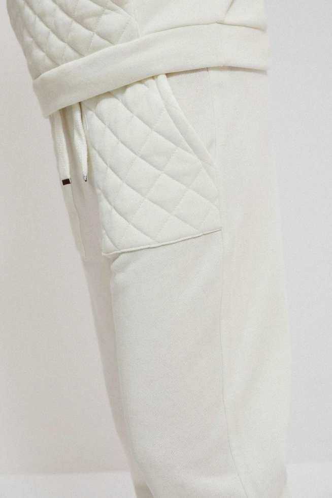 Sweatpants with quilted pockets
