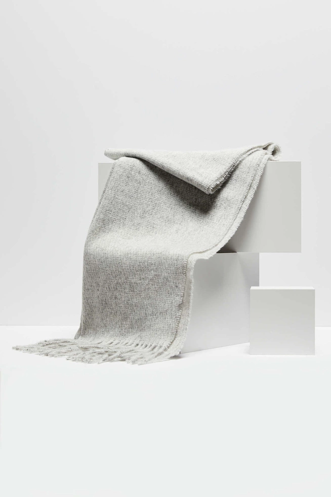 Plain scarf with fringes