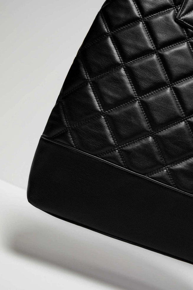 Bag with geometric quilting