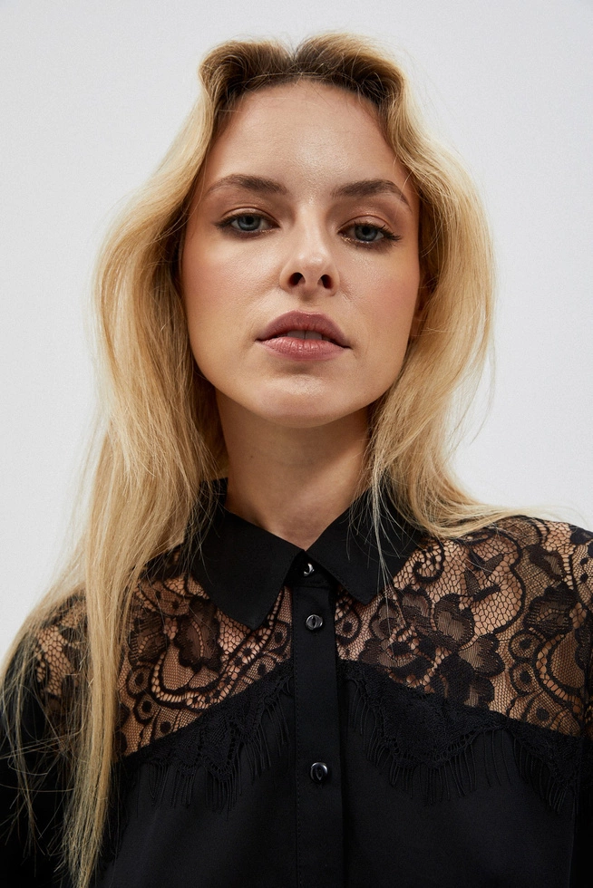 Shirt with lace on the shoulders