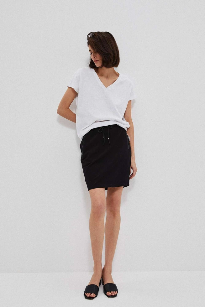 Plain skirt with pockets