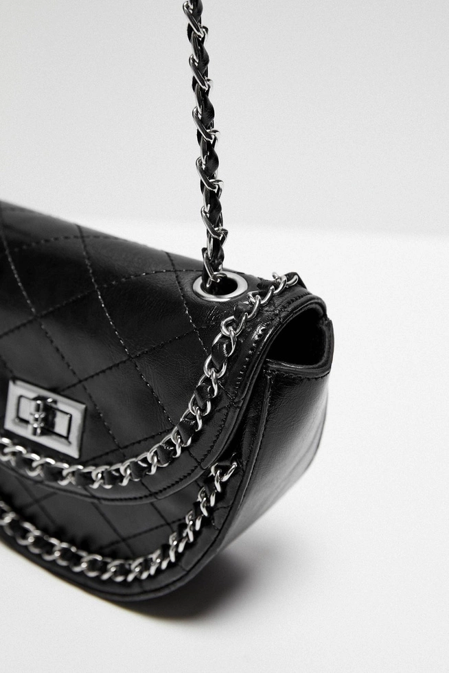 Quilted handbag with a chain