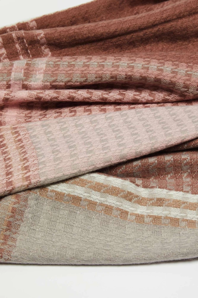 Scarf with a fine check with a decorative thread