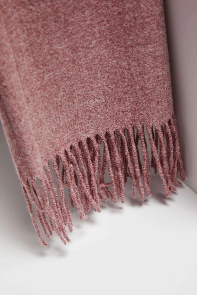 Scarf with delicate fringes