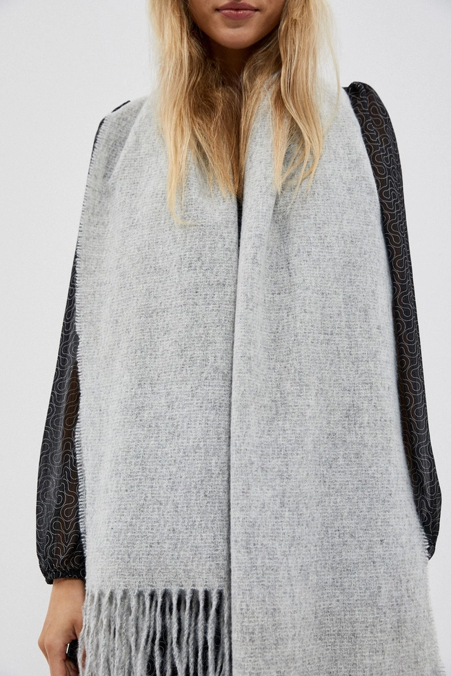 Plain scarf with fringes