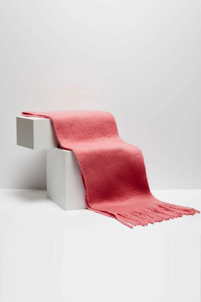 Plain scarf with fringes