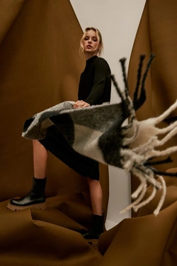 Check scarf with fringes