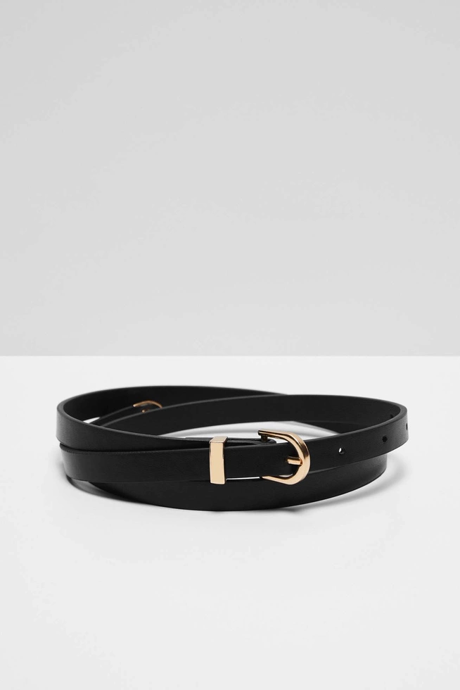 Plain belt with a gold buckle