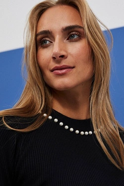 Sweater with decorative pearls