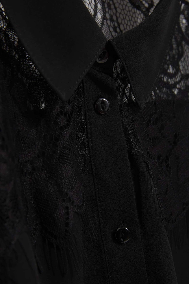 Shirt with lace on the shoulders