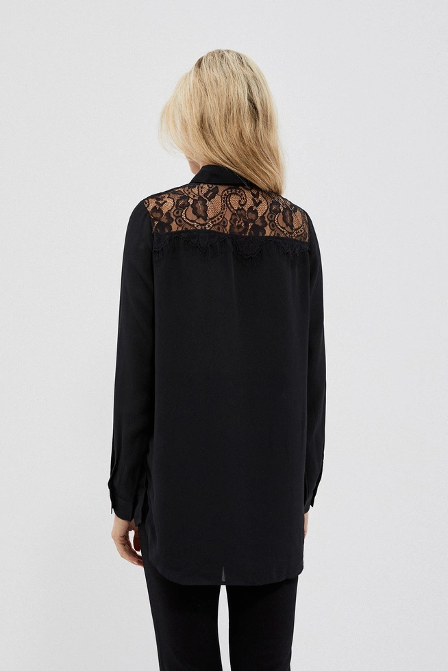 Shirt with lace on the shoulders