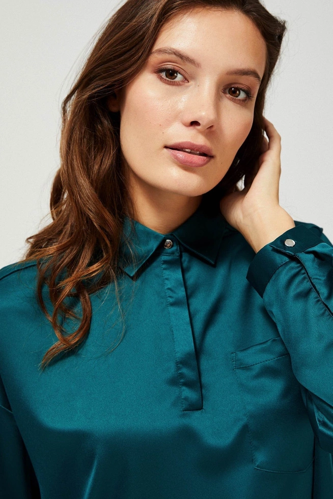 Elegant shirt with a collar