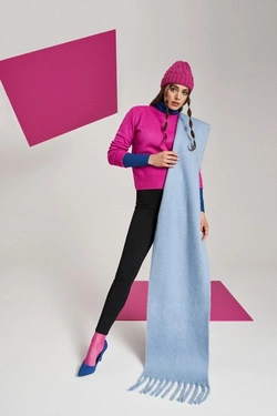 Plain scarf with fringes