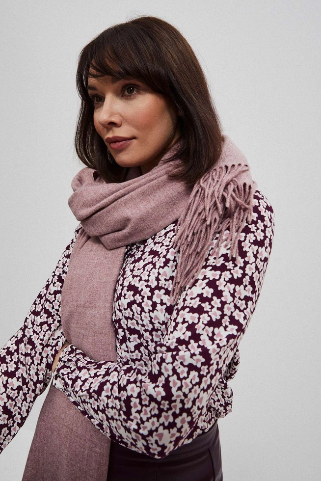 Scarf with delicate fringes