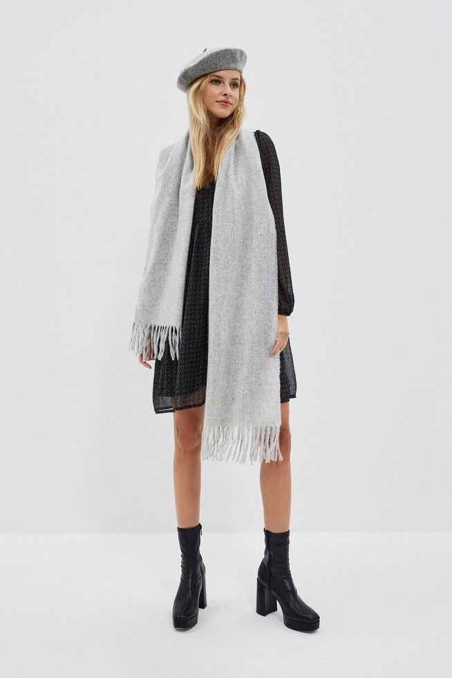 Plain scarf with fringes