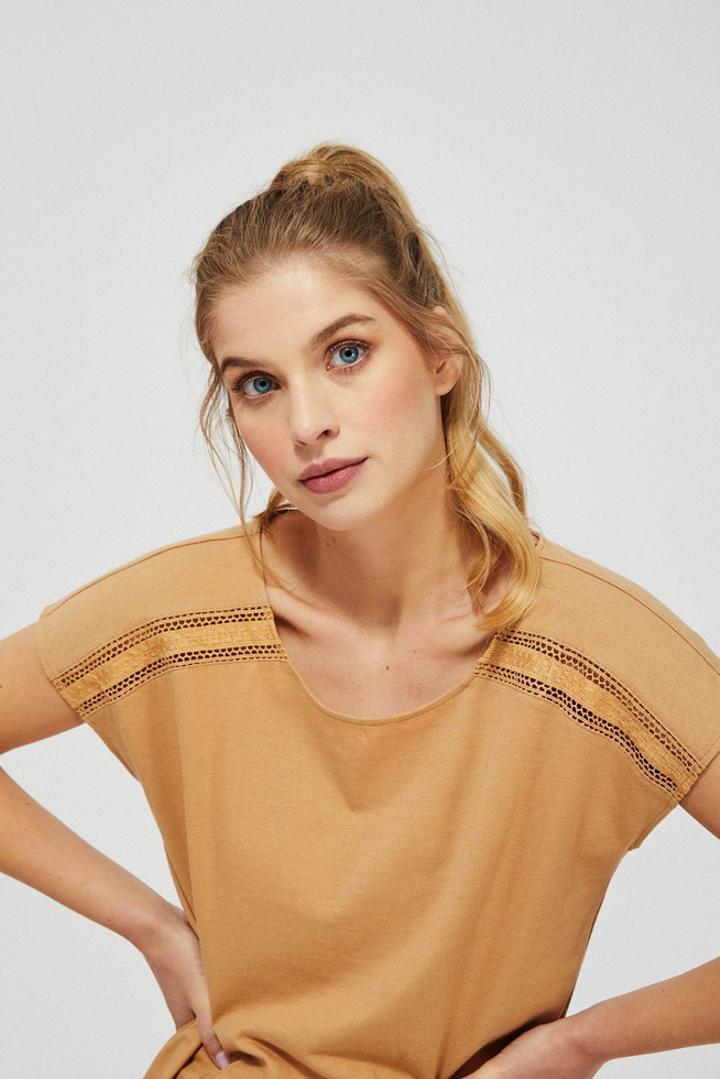 Bluzka z ażurowym zdobieniem L-TS-3496 GOLDEN BEIGE
